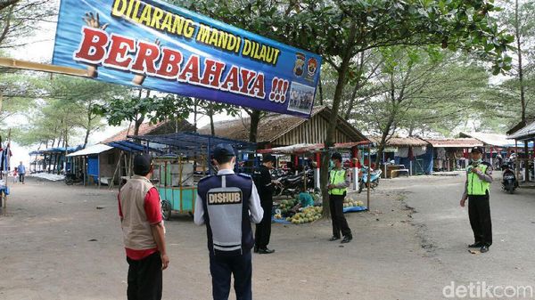 Foto: Turis di Pantai Kebumen Dilarang Mandi di Laut, Kenapa?