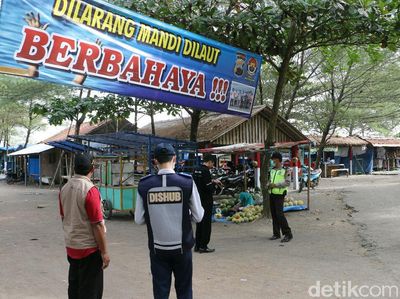 Foto: Turis di Pantai Kebumen Dilarang Mandi di Laut, Kenapa?
