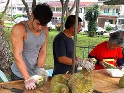 Terkenal Karena Durian, Pria Tampan Ini Tak Bisa Keluar Rumah