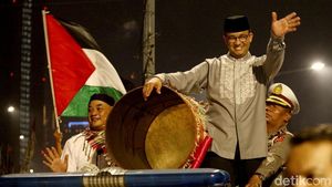 Potret Gubernur Anies Keliling Pawai Malam Takbiran