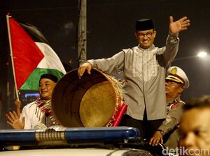 Potret Gubernur Anies Keliling Pawai Malam Takbiran