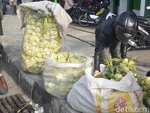 Besok Lebaran, Pedagang Bungkus Ketupat di Garut Marema