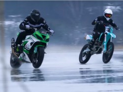 Wah Gila Sih! Dirtbike vs Streetbike Adu Ketangguhan di atas Salju