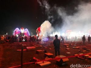 Warna-warni Pesta Kembang Api Malam Takbiran di Kudus