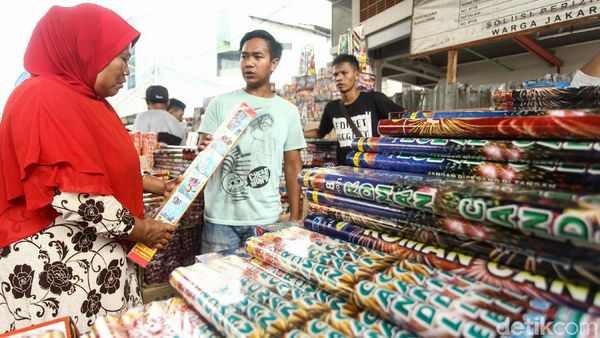 Jelang Lebaran, Pedagang Kembang Api Raup Untung