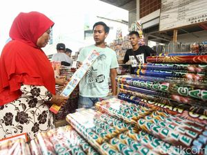 Jelang Lebaran, Pedagang Kembang Api Raup Untung