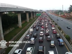 Rest Area Padat, Tol Jakarta-Cikampek Macet 17 Km