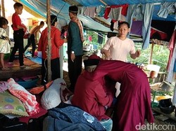 Banjir Belum Surut, Warga Kendari Lebaran di Tenda Pengungsian