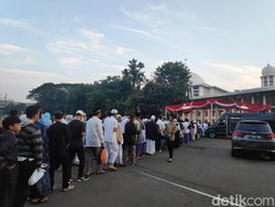 Jemaah Salat Id di Masjid Istiqlal Mulai Berdatangan