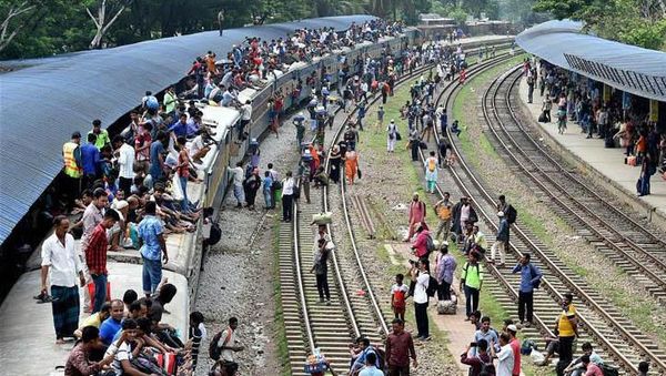 Ramai-ramai Mudik Lebaran Naik Kereta di Bangladesh