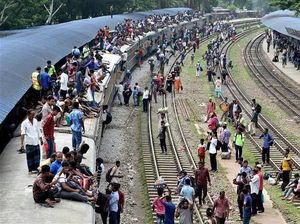 Ramai-ramai Mudik Lebaran Naik Kereta di Bangladesh