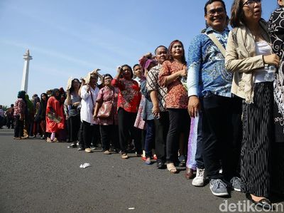 Warga Berpanas-panas Demi Bersalaman dengan Jokowi
