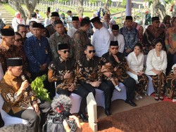 SBY dan Keluarga Ziarah ke Makam Ani Yudhoyono di Kalibata