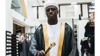 Benjamin Mendy tampil dengan busana muslim khas Afrika, Bazin. (Foto: Twitter)