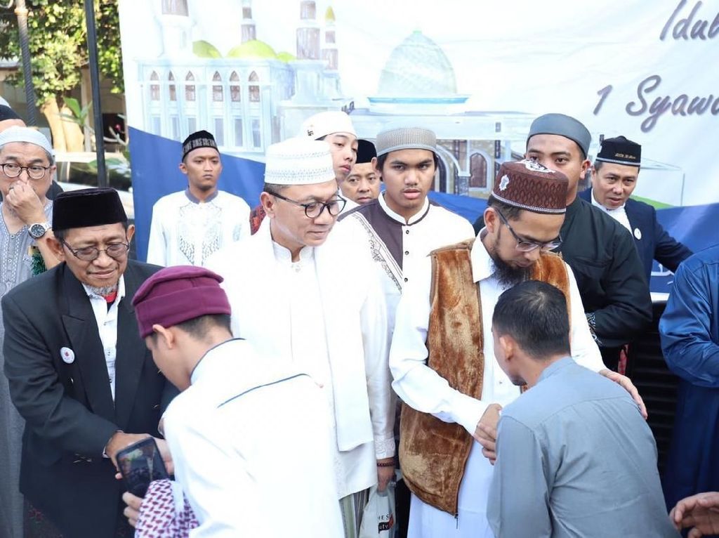 Salat Bareng Ustaz Adi Hidayat, Ketua MPR Ajak Kembali Bersatu Salat Bareng Ustaz Adi Hidayat, Ketua MPR Ajak Kembali Bersatu
