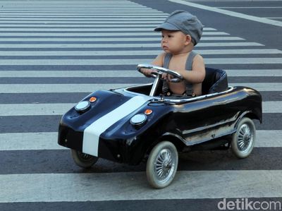 Lucu, Begini Gaya Balita Nyetir Mobil dan Mandi di Jalan Thamrin