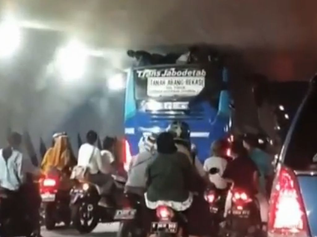 Kasus Bocah Terjepit di Atap Bus TransJabodetabek, Sopir Didenda Rp 1,2 Juta Kasus Bocah Terjepit di Atap Bus TransJabodetabek, Sopir Didenda Rp 1,2 Juta