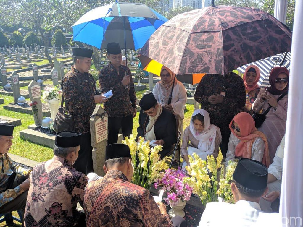 Ziarah ke Makam Ainun di TMP Kalibata, BJ Habibie Khusyuk Berdoa Ziarah ke Makam Ainun di TMP Kalibata, BJ Habibie Khusyuk Berdoa