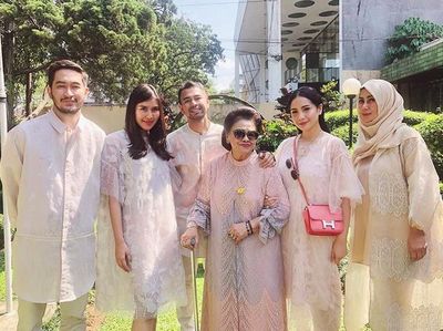 Gaya Lebaran Selebriti (2)