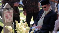 Habibie Ziarah ke Makam Ainun