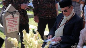Habibie Ziarah ke Makam Ainun