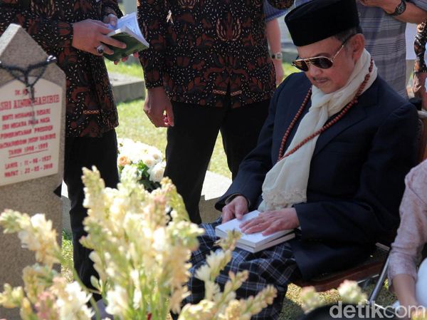Habibie Ziarah ke Makam Ainun