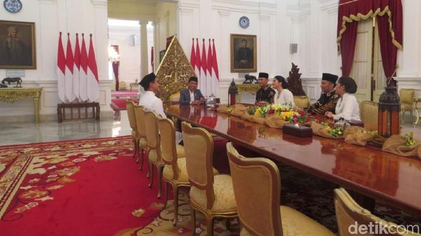 Momen Hangat Halalbihalal Jokowi, Iriana, Kaesang dan AHY-Ibas di Istana