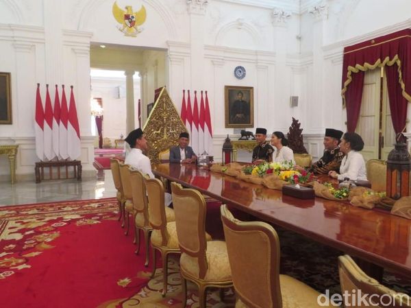 Momen Hangat Halalbihalal Jokowi, Iriana, Kaesang dan AHY-Ibas di Istana
