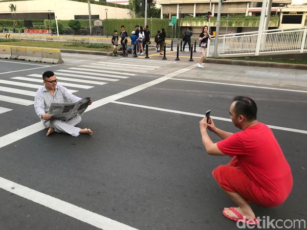 Potret Heboh Warga Foto-foto di Tengah Jalan Saat Lebaran