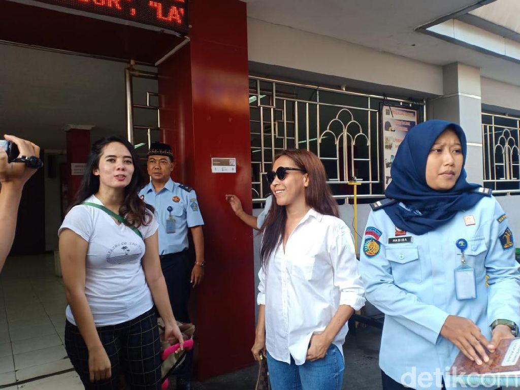 Tak Terbukti Bersalah, Muncikari Pamit ke Vanessa Angel Tak Terbukti Bersalah, Muncikari Pamit ke Vanessa Angel