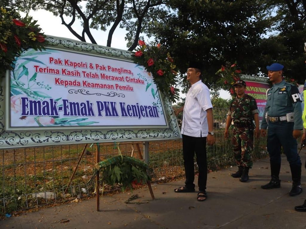 Apresiasi Warga untuk TNI Polri Lewat Karangan Bunga di Suramadu