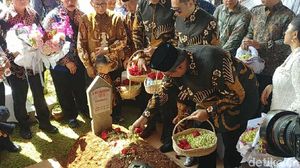 Haru di Kalibata Saat SBY Ziarah ke Makam Ani Yudhoyono