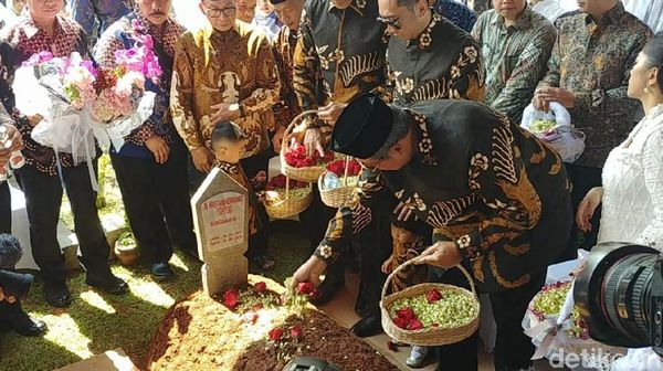 Haru di Kalibata Saat SBY Ziarah ke Makam Ani Yudhoyono