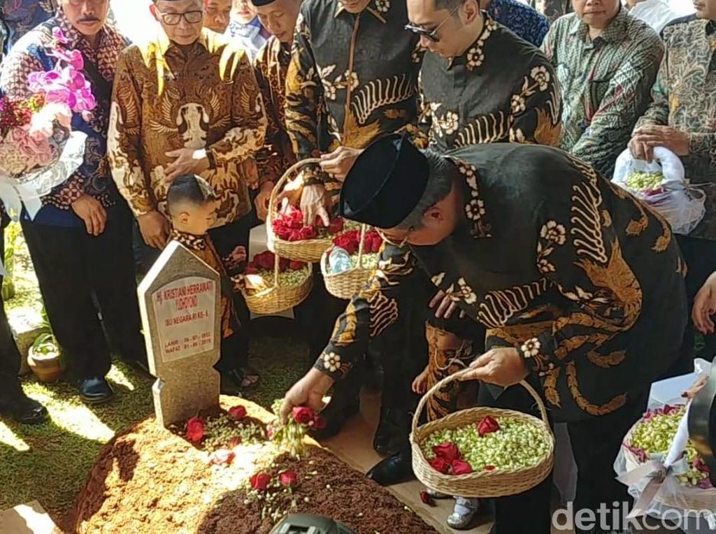 Di Pusara Ani Yudhoyono, SBY: We Love You So Much Memo, Rest In Peace