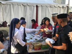 Suster Bagi-bagi Opor ke Polisi yang Bertugas Saat Lebaran di Bundaran HI