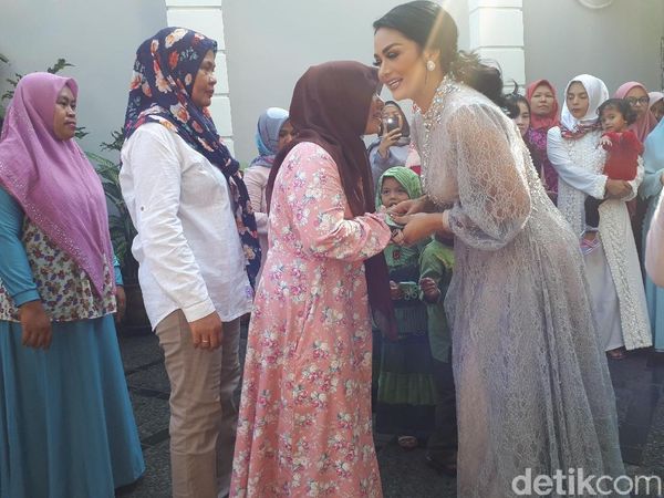 Momen Krisdayanti Bagi THR untuk Warga Sekitar