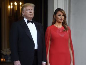 Momen Stylish Melania Trump di Inggris Berlanjut dengan Kaftan Rp 100 Juta
