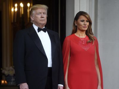 Momen Stylish Melania Trump di Inggris Berlanjut dengan Kaftan Rp 100 Juta