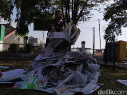 Berburu Rezeki dari Koran Bekas Salat Idul Fitri di Garut