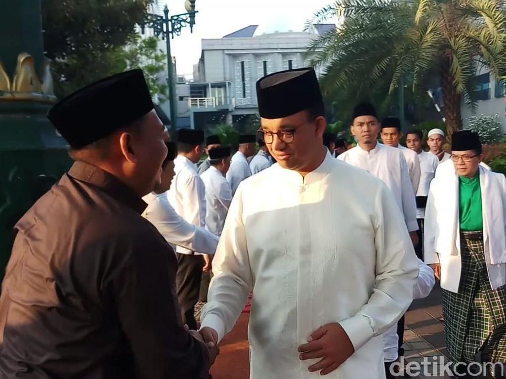 Ditemani Istri dan Anak, Anies Salat Id di Balai Kota DKI Jakarta Ditemani Istri dan Anak, Anies Salat Id di Balai Kota DKI Jakarta