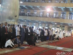 Momen Jokowi Diserbu Jemaah yang Berebut Selfie di Istiqlal