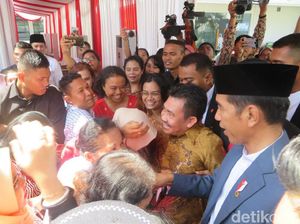 Temui Warga di Halaman Istana, Jokowi Jadi Rebutan Salaman