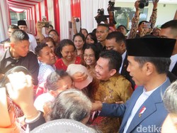 Temui Warga di Halaman Istana, Jokowi Jadi Rebutan Salaman