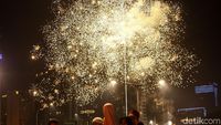 Petasan dan Kembang Api Hiasi Malam Idul Fitri