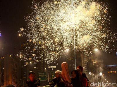 Petasan dan Kembang Api Hiasi Malam Idul Fitri