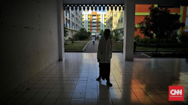 Pelaksanaan ibadah Salat Id di Masjid Jami Al Muhajirin, Rumah Susun Sederhana Sewa (Rusunawa) Rawa Bebek, Cakung, Jakarta, Jumat, 5 Juni 2019. Pemerintah menetapkan Idul Fitri 1 Syawal 14340 Hijriyah jatuh pada hari Jumat, 5 Juni 2019. CNN Indonesia/Bisma Septalisma