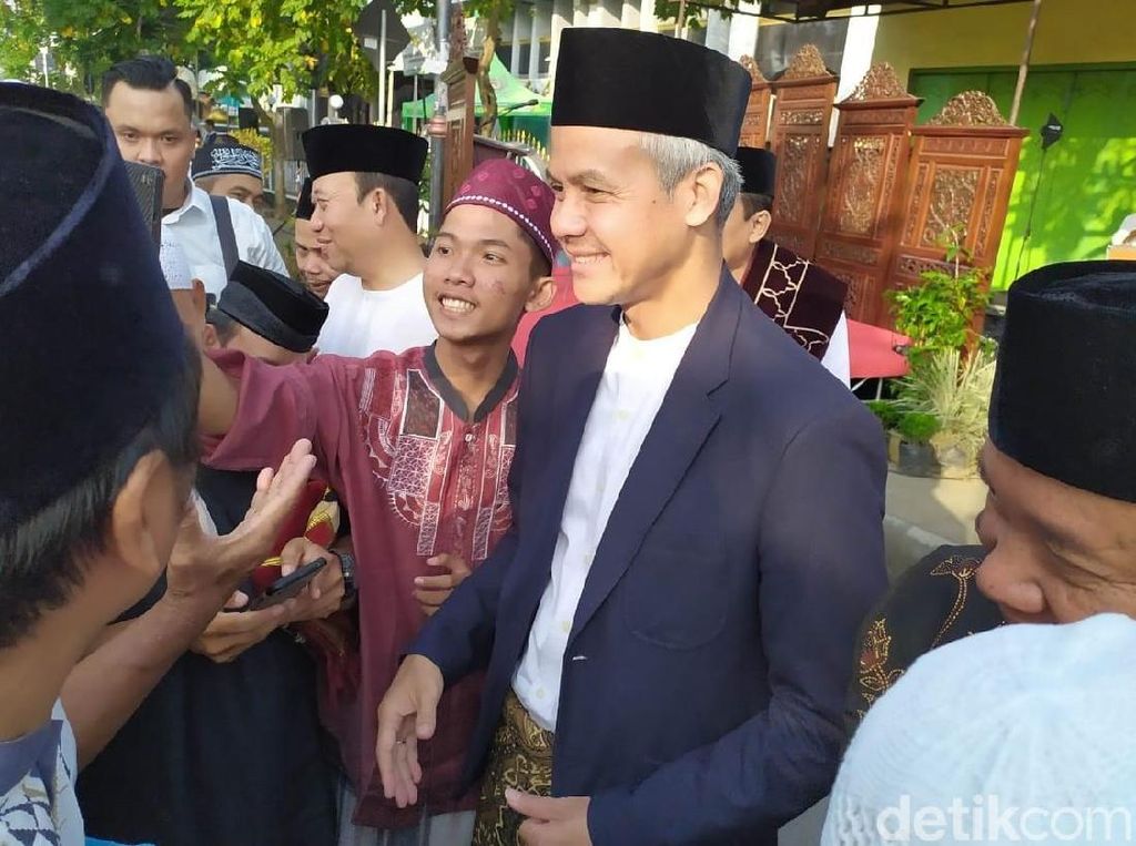 Ganjar Pranowo Shalat Idul Fitri di Purwokerto Ganjar Pranowo Shalat Idul Fitri di Purwokerto