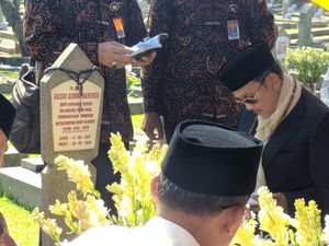 BJ Habibie Jenguk Istri di Hari Nan Fitri