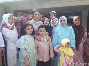 Indahnya Berbagi! Krisdayanti Bagi-bagi THR untuk Warga Sekitar