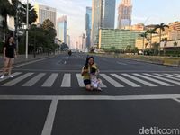 HI-Thamrin Lengang di Hari Pertama Idul Fitri, Warga Foto-foto di Tengah Jalan